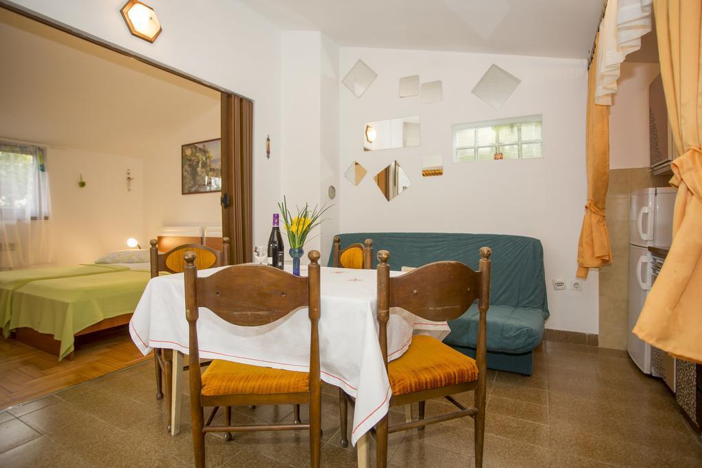 Apartments Pula 1618 Exterior photo